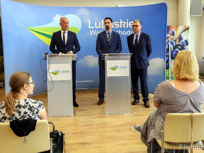 Konferencja prasowa z udziałem członka zarządu województwa Marcina Jabłońskiego, dyrektora departamentu infrastruktury i komunikacji Sławomira Kotylaka oraz zastępcy dyrektora departamentu infrastruktury i komunikacji Piotra Tykwińskiego, dotycząca projektów zgłoszonych do programu Kolej+.