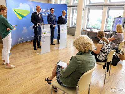 Konferencja prasowa z udziałem członka zarządu województwa Marcina Jabłońskiego, dyrektora departamentu infrastruktury i komunikacji Sławomira Kotylaka oraz zastępcy dyrektora departamentu infrastruktury i komunikacji Piotra Tykwińskiego, dotycząca projektów zgłoszonych do programu Kolej+.