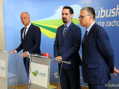 Konferencja prasowa z udziałem członka zarządu województwa Marcina Jabłońskiego, dyrektora departamentu infrastruktury i komunikacji Sławomira Kotylaka oraz zastępcy dyrektora departamentu infrastruktury i komunikacji Piotra Tykwińskiego, dotycząca projektów zgłoszonych do programu Kolej+.