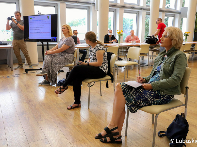 Dziennikarze na konferencji prasowej dotyczącej projektów zgłoszonych do programu Kolej+.