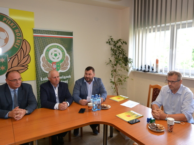 Sala w Lubuskim Związku Piłki Nożnej. Zwycięzcy konkursu siedzą przy stołach.