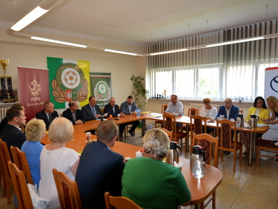 Sala w Lubuskim Związku Piłki Nożnej. Zwycięzcy konkursu siedzą przy stołach.