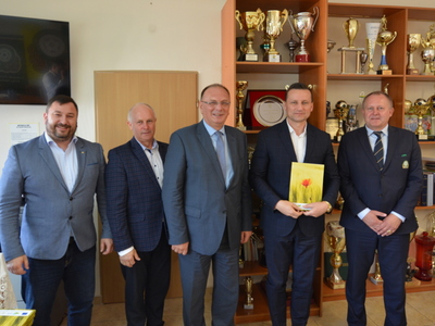 Sala w Lubuskim Związku Piłki Nożnej. Zwycięzcy konkursu siedzą przy stołach.