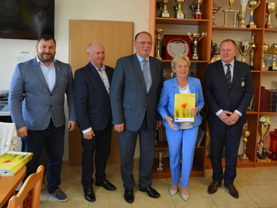Sala w Lubuskim Związku Piłki Nożnej. Zwycięzcy konkursu siedzą przy stołach.