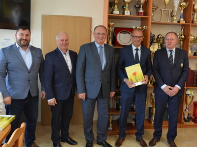 Sala w Lubuskim Związku Piłki Nożnej. Zwycięzcy konkursu siedzą przy stołach.
