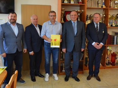 Sala w Lubuskim Związku Piłki Nożnej. Zwycięzcy konkursu siedzą przy stołach.