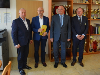 Sala w Lubuskim Związku Piłki Nożnej. Zwycięzcy konkursu siedzą przy stołach.