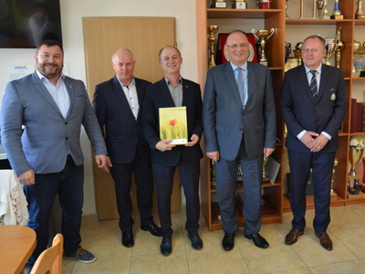 Sala w Lubuskim Związku Piłki Nożnej. Zwycięzcy konkursu siedzą przy stołach.