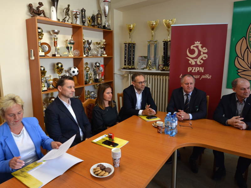 Sala w Lubuskim Związku Piłki Nożnej. Zwycięzcy konkursu siedzą przy stołach.