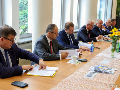 Spotkanie dot. podziału alokacji na perspektywę 2021-2027. Na zaproszenie marszałek Elżbiety Anny Polak w spotkaniu udział wzięli: Marcin Jabłoński – członek zarządu województwa lubuskiego, poseł Anita Kucharska-Dziedzic, poseł Jerzy Materna, Senatorowie: Wadim Tyszkiewicz i Władysław Komarnicki, Marek Cebula- Prezes Zrzeszania Gmin Lubuskich, Henryk Janowicz – Przewodniczący Konwentu Starostów Woj. Lubuskiego, Janusz Jasiński – prezes Organizacji pracodawców Ziemi Lubuskiej oraz St