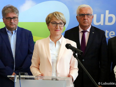 Konferencja prasowa, dot. podziału alokacji na perspektywę 2021-2027, z udziałem marszałek Elżbiety Anny Polak, członka zarządu Marcina Jabłońskiego, lubuskich parlamentarzystów, samorządowców oraz przedsiębiorców.