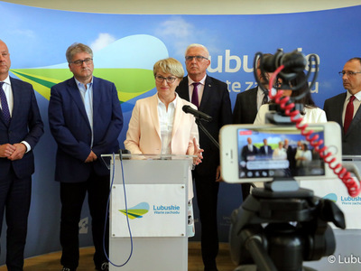 Konferencja prasowa, dot. podziału alokacji na perspektywę 2021-2027, z udziałem marszałek Elżbiety Anny Polak, członka zarządu Marcina Jabłońskiego, lubuskich parlamentarzystów, samorządowców oraz przedsiębiorców.
