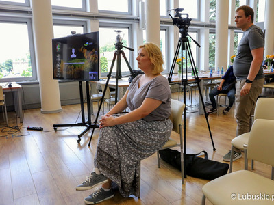 Dziennikarze podczas konferencji prasowej, dot. podziału alokacji na perspektywę 2021-2027, z udziałem marszałek Elżbiety Anny Polak, członka zarządu Marcina Jabłońskiego, lubuskich parlamentarzystów, samorządowców oraz przedsiębiorców.