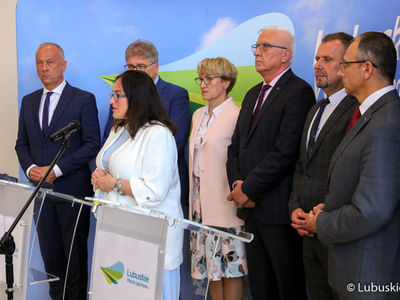 Konferencja prasowa, dot. podziału alokacji na perspektywę 2021-2027, z udziałem marszałek Elżbiety Anny Polak, członka zarządu Marcina Jabłońskiego, lubuskich parlamentarzystów, samorządowców oraz przedsiębiorców.