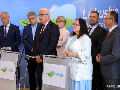 Konferencja prasowa, dot. podziału alokacji na perspektywę 2021-2027, z udziałem marszałek Elżbiety Anny Polak, członka zarządu Marcina Jabłońskiego, lubuskich parlamentarzystów, samorządowców oraz przedsiębiorców.