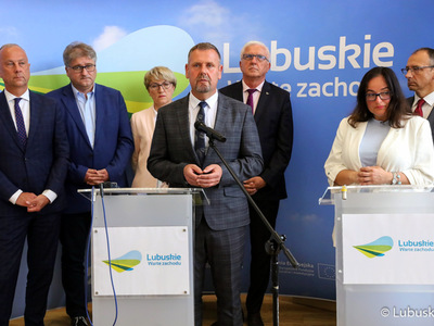 Konferencja prasowa, dot. podziału alokacji na perspektywę 2021-2027, z udziałem marszałek Elżbiety Anny Polak, członka zarządu Marcina Jabłońskiego, lubuskich parlamentarzystów, samorządowców oraz przedsiębiorców.