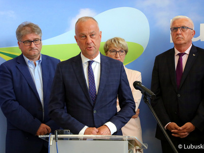 Konferencja prasowa, dot. podziału alokacji na perspektywę 2021-2027, z udziałem marszałek Elżbiety Anny Polak, członka zarządu Marcina Jabłońskiego, lubuskich parlamentarzystów, samorządowców oraz przedsiębiorców.