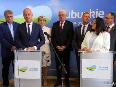 Konferencja prasowa, dot. podziału alokacji na perspektywę 2021-2027, z udziałem marszałek Elżbiety Anny Polak, członka zarządu Marcina Jabłońskiego, lubuskich parlamentarzystów, samorządowców oraz przedsiębiorców.