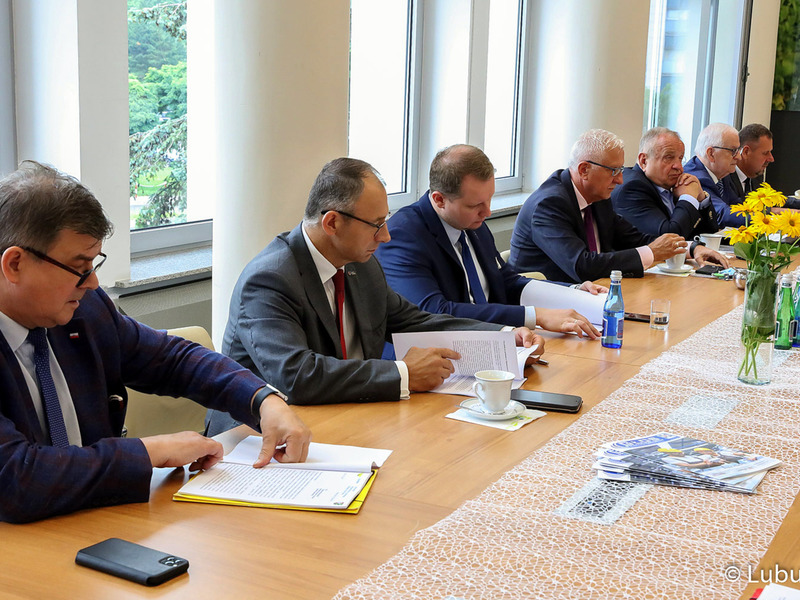 Spotkanie dot. podziału alokacji na perspektywę 2021-2027. Na zaproszenie marszałek Elżbiety Anny Polak w spotkaniu udział wzięli: Marcin Jabłoński – członek zarządu województwa lubuskiego, poseł Anita Kucharska-Dziedzic, poseł Jerzy Materna, Senatorowie: Wadim Tyszkiewicz i Władysław Komarnicki, Marek Cebula- Prezes Zrzeszania Gmin Lubuskich, Henryk Janowicz – Przewodniczący Konwentu Starostów Woj. Lubuskiego, Janusz Jasiński – prezes Organizacji pracodawców Ziemi Lubuskiej oraz St