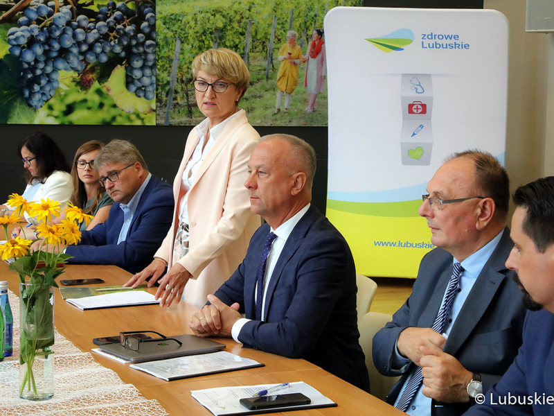 Spotkanie dot. podziału alokacji na perspektywę 2021-2027. Na zaproszenie marszałek Elżbiety Anny Polak w spotkaniu udział wzięli: Marcin Jabłoński – członek zarządu województwa lubuskiego, poseł Anita Kucharska-Dziedzic, poseł Jerzy Materna, Senatorowie: Wadim Tyszkiewicz i Władysław Komarnicki, Marek Cebula- Prezes Zrzeszania Gmin Lubuskich, Henryk Janowicz – Przewodniczący Konwentu Starostów Woj. Lubuskiego, Janusz Jasiński – prezes Organizacji pracodawców Ziemi Lubuskiej oraz St