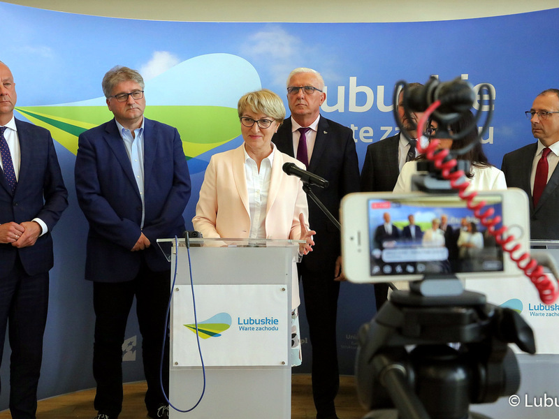 Konferencja prasowa, dot. podziału alokacji na perspektywę 2021-2027, z udziałem marszałek Elżbiety Anny Polak, członka zarządu Marcina Jabłońskiego, lubuskich parlamentarzystów, samorządowców oraz przedsiębiorców.