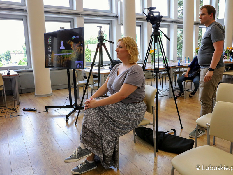 Dziennikarze podczas konferencji prasowej, dot. podziału alokacji na perspektywę 2021-2027, z udziałem marszałek Elżbiety Anny Polak, członka zarządu Marcina Jabłońskiego, lubuskich parlamentarzystów, samorządowców oraz przedsiębiorców.