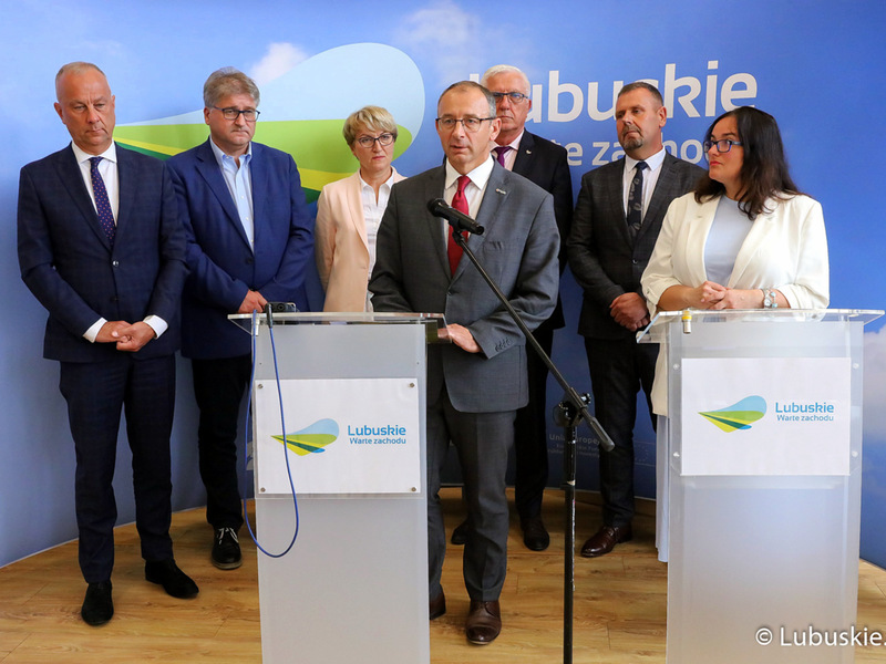 Konferencja prasowa, dot. podziału alokacji na perspektywę 2021-2027, z udziałem marszałek Elżbiety Anny Polak, członka zarządu Marcina Jabłońskiego, lubuskich parlamentarzystów, samorządowców oraz przedsiębiorców.