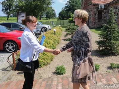 Spotkanie marszałek Elżbiety Anny Polak z Minister Finansów i Spraw Europejskich Landu Brandenburgia, Katrin Lange. Rozmowy dotyczyły m.in. pandemii oraz wspólnych planów na przyszłość.
