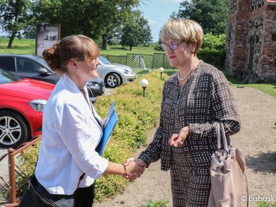Spotkanie marszałek Elżbiety Anny Polak z Minister Finansów i Spraw Europejskich Landu Brandenburgia, Katrin Lange. Rozmowy dotyczyły m.in. pandemii oraz wspólnych planów na przyszłość.
