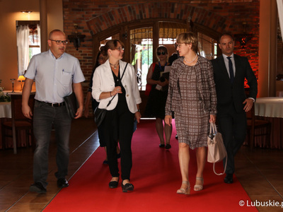 Spotkanie marszałek Elżbiety Anny Polak z Minister Finansów i Spraw Europejskich Landu Brandenburgia, Katrin Lange. Rozmowy dotyczyły m.in. pandemii oraz wspólnych planów na przyszłość.
