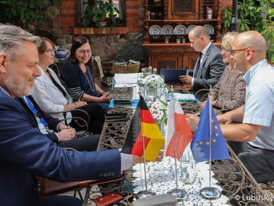 Spotkanie marszałek Elżbiety Anny Polak z Minister Finansów i Spraw Europejskich Landu Brandenburgia, Katrin Lange. Rozmowy dotyczyły m.in. pandemii oraz wspólnych planów na przyszłość.
