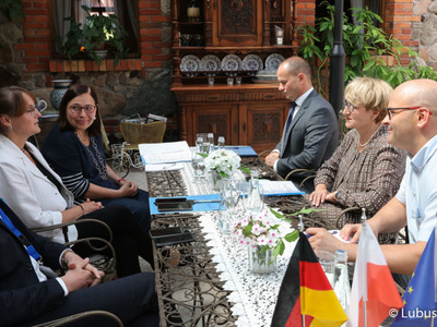Spotkanie marszałek Elżbiety Anny Polak z Minister Finansów i Spraw Europejskich Landu Brandenburgia, Katrin Lange. Rozmowy dotyczyły m.in. pandemii oraz wspólnych planów na przyszłość.
