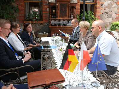 Spotkanie marszałek Elżbiety Anny Polak z Minister Finansów i Spraw Europejskich Landu Brandenburgia, Katrin Lange. Rozmowy dotyczyły m.in. pandemii oraz wspólnych planów na przyszłość.
