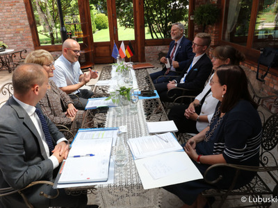 Spotkanie marszałek Elżbiety Anny Polak z Minister Finansów i Spraw Europejskich Landu Brandenburgia, Katrin Lange. Rozmowy dotyczyły m.in. pandemii oraz wspólnych planów na przyszłość.
