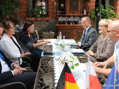 Spotkanie marszałek Elżbiety Anny Polak z Minister Finansów i Spraw Europejskich Landu Brandenburgia, Katrin Lange. Rozmowy dotyczyły m.in. pandemii oraz wspólnych planów na przyszłość.
