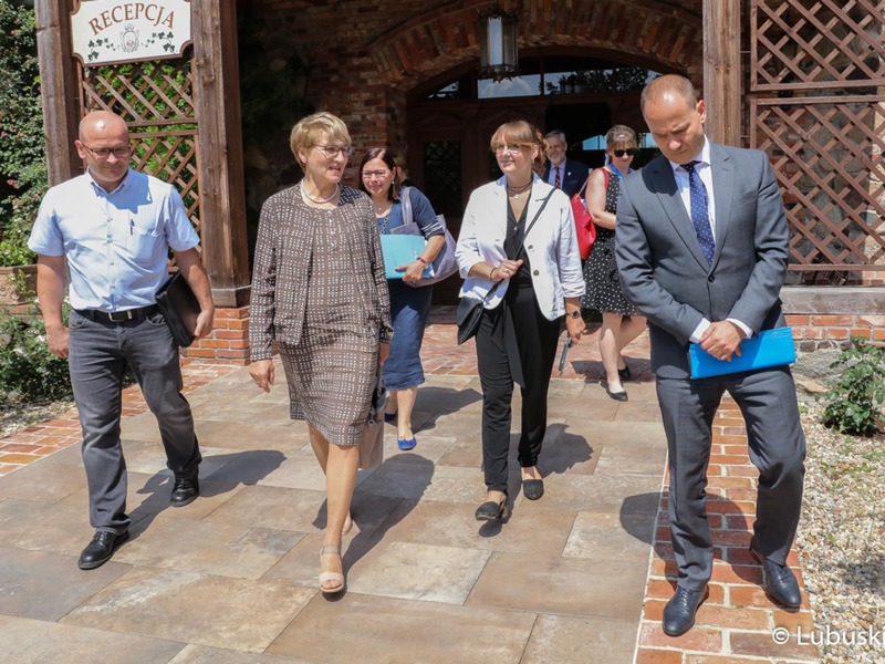 Spotkanie marszałek Elżbiety Anny Polak z Minister Finansów i Spraw Europejskich Landu Brandenburgia, Katrin Lange. Rozmowy dotyczyły m.in. pandemii oraz wspólnych planów na przyszłość.