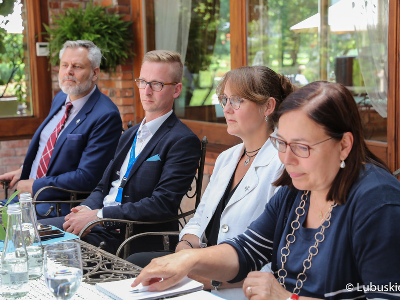 Spotkanie marszałek Elżbiety Anny Polak z Minister Finansów i Spraw Europejskich Landu Brandenburgia, Katrin Lange. Rozmowy dotyczyły m.in. pandemii oraz wspólnych planów na przyszłość.