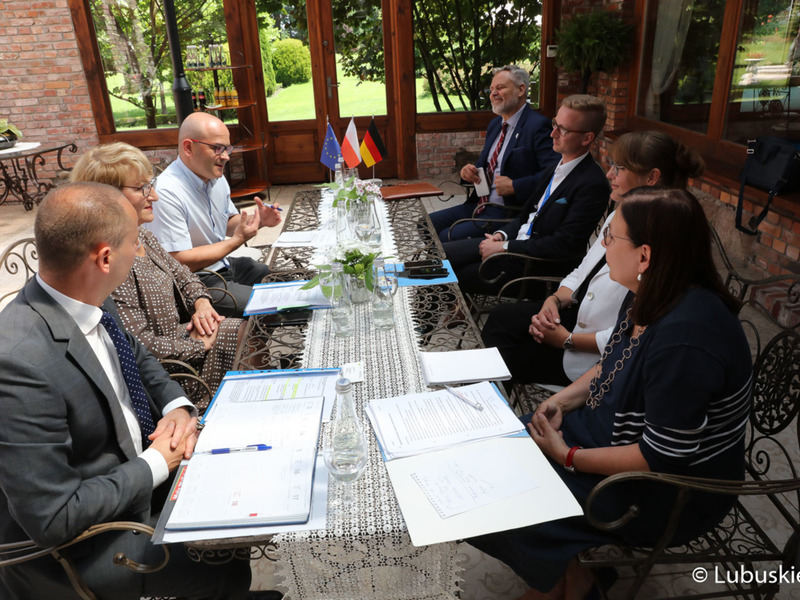 Spotkanie marszałek Elżbiety Anny Polak z Minister Finansów i Spraw Europejskich Landu Brandenburgia, Katrin Lange. Rozmowy dotyczyły m.in. pandemii oraz wspólnych planów na przyszłość.