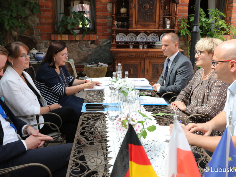 Spotkanie marszałek Elżbiety Anny Polak z Minister Finansów i Spraw Europejskich Landu Brandenburgia, Katrin Lange. Rozmowy dotyczyły m.in. pandemii oraz wspólnych planów na przyszłość.