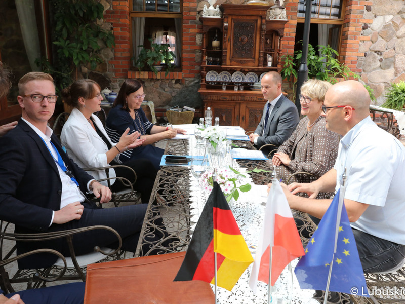 Spotkanie marszałek Elżbiety Anny Polak z Minister Finansów i Spraw Europejskich Landu Brandenburgia, Katrin Lange. Rozmowy dotyczyły m.in. pandemii oraz wspólnych planów na przyszłość.