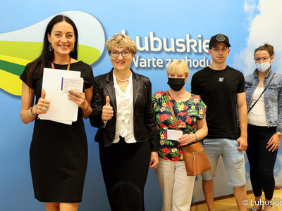 Marszałek Elżbieta Anna Polak (druga od prawej) zachęca wszystkich Lubuszan do zaszczepienia się przeciw COVID-19. Urząd marszałkowski, jako jeden z pierwszych, zgłosił chęć utworzenia punktu szczepień w miejscu pracy. 7 lipca marszałkowscy urzędnicy zaszczepieni zostali pierwszą dawką. W czwartek, 15 lipca, przyjęli drugą.