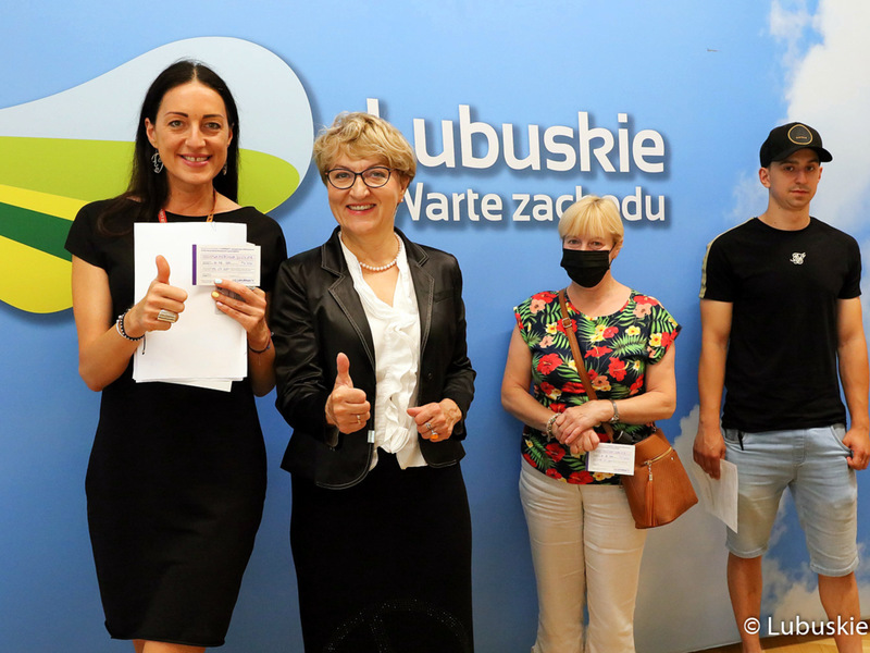 Marszałek Elżbieta Anna Polak (druga od prawej) zachęca wszystkich Lubuszan do zaszczepienia się przeciw COVID-19. Urząd marszałkowski, jako jeden z pierwszych, zgłosił chęć utworzenia punktu szczepień w miejscu pracy. 7 lipca marszałkowscy urzędnicy zaszczepieni zostali pierwszą dawką. W czwartek, 15 lipca, przyjęli drugą.