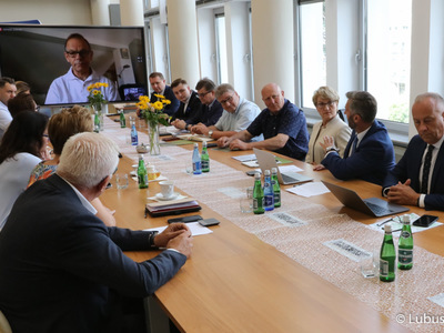 W piątek (16 lipca) Lubuski Zespół Parlamentarny zapoznał się z metodologią podziału przez Ministra Funduszy i Polityki Regionalnej pieniędzy Unii Europejskiej pomiędzy regionami. W spotkaniu udział wzięli lubuscy parlamentarzyści, samorządowcy i przedsiębiorcy, m.in.: Waldemar Sługocki, Krystyna Sibińska, Bogusław Wontor, Katarzyna Osos, Anita Kucharska-Dziedzic, Jerzy Materna, Wadim Tyszkiewicz, Marcin Jabłoński, Janusz Jasinski, Krystian Kamiński, Jerzy Korolewicz, Wacław Maciuszonek
