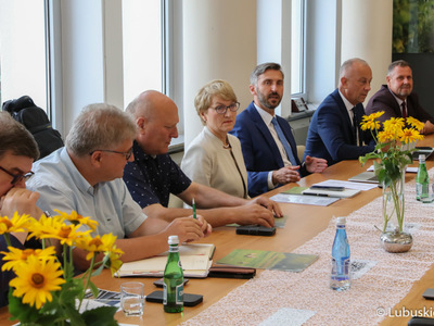 W piątek (16 lipca) Lubuski Zespół Parlamentarny zapoznał się z metodologią podziału przez Ministra Funduszy i Polityki Regionalnej pieniędzy Unii Europejskiej pomiędzy regionami. W spotkaniu udział wzięli lubuscy parlamentarzyści, samorządowcy i przedsiębiorcy, m.in.: Waldemar Sługocki, Krystyna Sibińska, Bogusław Wontor, Katarzyna Osos, Anita Kucharska-Dziedzic, Jerzy Materna, Wadim Tyszkiewicz, Marcin Jabłoński, Janusz Jasinski, Krystian Kamiński, Jerzy Korolewicz, Wacław Maciuszonek
