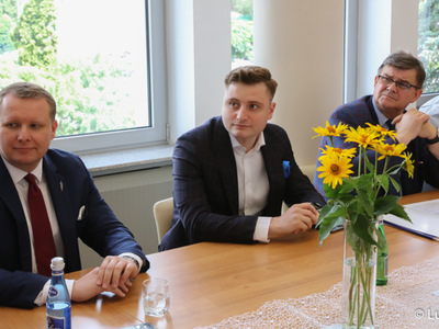 W piątek (16 lipca) Lubuski Zespół Parlamentarny zapoznał się z metodologią podziału przez Ministra Funduszy i Polityki Regionalnej pieniędzy Unii Europejskiej pomiędzy regionami. W spotkaniu udział wzięli lubuscy parlamentarzyści, samorządowcy i przedsiębiorcy, m.in.: Waldemar Sługocki, Krystyna Sibińska, Bogusław Wontor, Katarzyna Osos, Anita Kucharska-Dziedzic, Jerzy Materna, Wadim Tyszkiewicz, Marcin Jabłoński, Janusz Jasinski, Krystian Kamiński, Jerzy Korolewicz, Wacław Maciuszonek