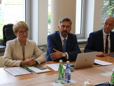 Lubuski Zespół Parlamentarny zapoznał się z metodologią podziału przez Ministra Funduszy i Polityki Regionalnej pieniędzy Unii Europejskiej pomiędzy regionami. Na zdjęciu marszałek Elżbieta Anna Polak, poseł Waldemar Sługocki oraz członek zarządu woj. lubuskiego, Marcin Jabłoński.