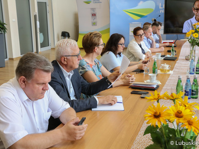 W piątek (16 lipca) Lubuski Zespół Parlamentarny zapoznał się z metodologią podziału przez Ministra Funduszy i Polityki Regionalnej pieniędzy Unii Europejskiej pomiędzy regionami. W spotkaniu udział wzięli lubuscy parlamentarzyści, samorządowcy i przedsiębiorcy, m.in.: Waldemar Sługocki, Krystyna Sibińska, Bogusław Wontor, Katarzyna Osos, Anita Kucharska-Dziedzic, Jerzy Materna, Wadim Tyszkiewicz, Marcin Jabłoński, Janusz Jasinski, Krystian Kamiński, Jerzy Korolewicz, Wacław Maciuszonek
