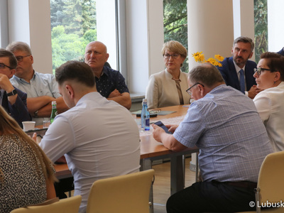 W piątek (16 lipca) Lubuski Zespół Parlamentarny zapoznał się z metodologią podziału przez Ministra Funduszy i Polityki Regionalnej pieniędzy Unii Europejskiej pomiędzy regionami. W spotkaniu udział wzięli lubuscy parlamentarzyści, samorządowcy i przedsiębiorcy, m.in.: Waldemar Sługocki, Krystyna Sibińska, Bogusław Wontor, Katarzyna Osos, Anita Kucharska-Dziedzic, Jerzy Materna, Wadim Tyszkiewicz, Marcin Jabłoński, Janusz Jasinski, Krystian Kamiński, Jerzy Korolewicz, Wacław Maciuszonek