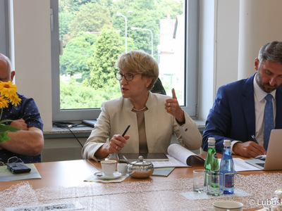 Lubuski Zespół Parlamentarny zapoznał się z metodologią podziału przez Ministra Funduszy i Polityki Regionalnej pieniędzy Unii Europejskiej pomiędzy regionami. Na zdjęciu Marszałek Województwa Lubuskiego, Elżbieta Anna Polak, poseł Waldemar Sługocki (z prawej) oraz przewodniczący Sejmiku Województwa Lubuskiego, Wacław Maciuszonek. 