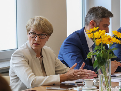 Lubuski Zespół Parlamentarny zapoznał się z metodologią podziału przez Ministra Funduszy i Polityki Regionalnej pieniędzy Unii Europejskiej pomiędzy regionami. Na zdjęciu marszałek Elżbieta Anna Polak oraz poseł Waldemar Sługocki. 